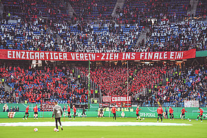 Fußballl, DFB-Pokal, Halbfinale, Hamburger SV - SC Freiburg am 19.04.2022 im Volksparkstadion. Aufwärmen mit Fans