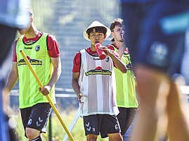 Mit Changhoon Kwon und Wooyeong Jeong (hier mit umfunktioniertem Markierungshütchen auf dem Kopf) erhält der Sport-Club Verstärkung aus Fernost. (Foto: Achim Keller)